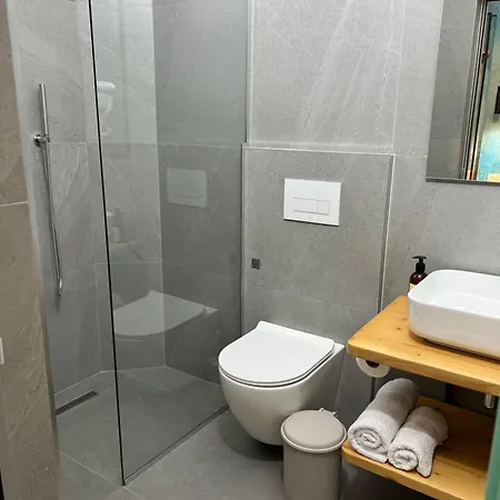 Emaar - Beachfront , Newly Renovated Bed & Breakfast Ksamil