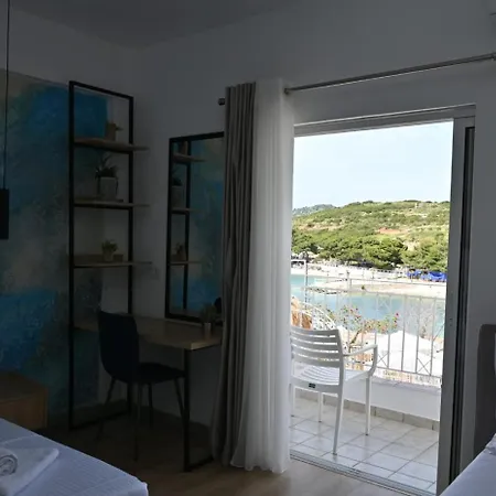 Bed & Breakfast Emaar - Beachfront , Newly Renovated Ksamil